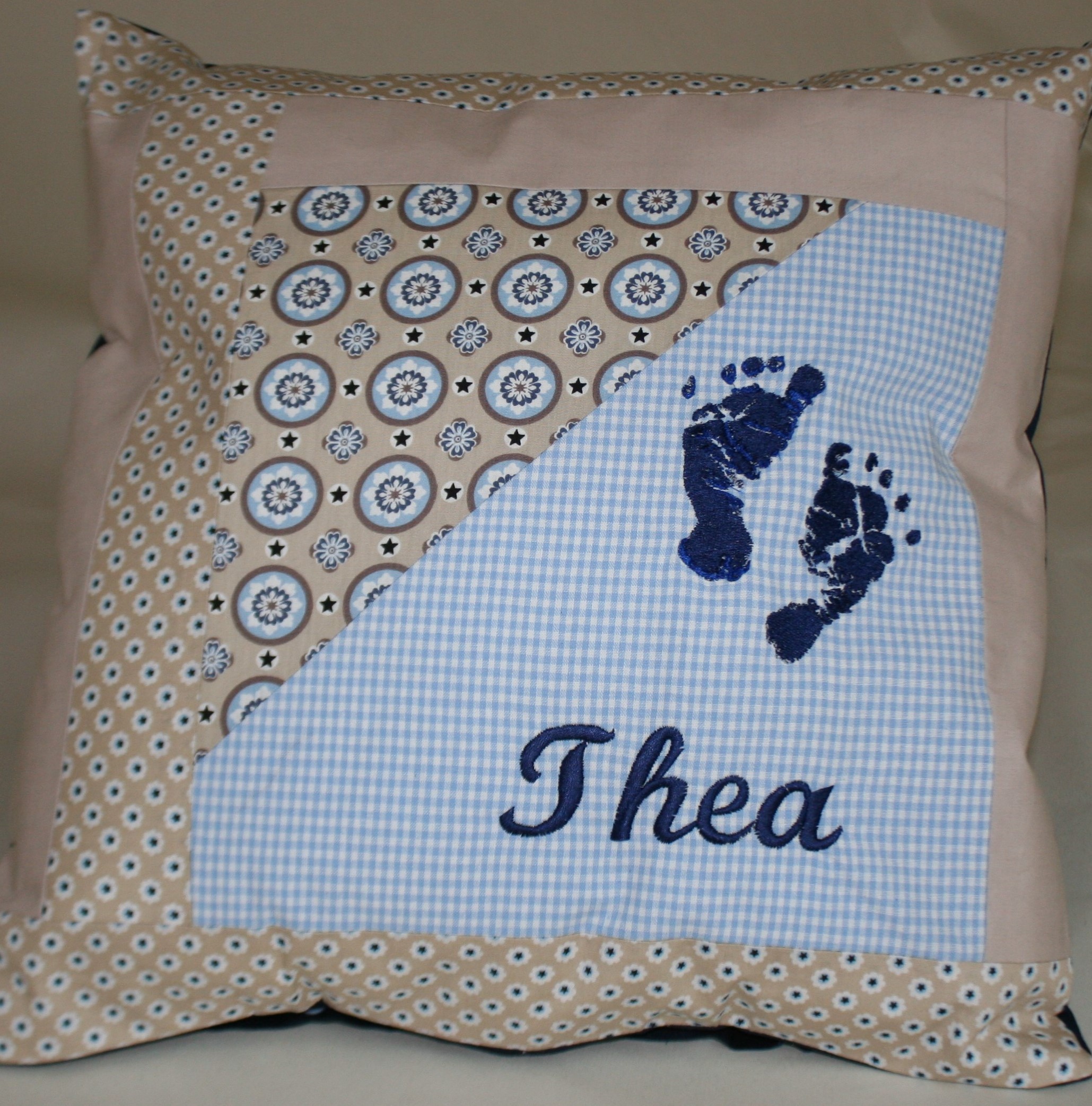 39&euro; inkl. Inlett. Personalisierbar!
inkl. Buchstaben
inkl. Fu&szlig;abdr&uuml;cke
Kissenh&uuml;lle aus 100% Baumwolle.
ca. 40x40cm
Maschinenwaschbar bei 40&deg;C
Nicht trocknergeeignet
