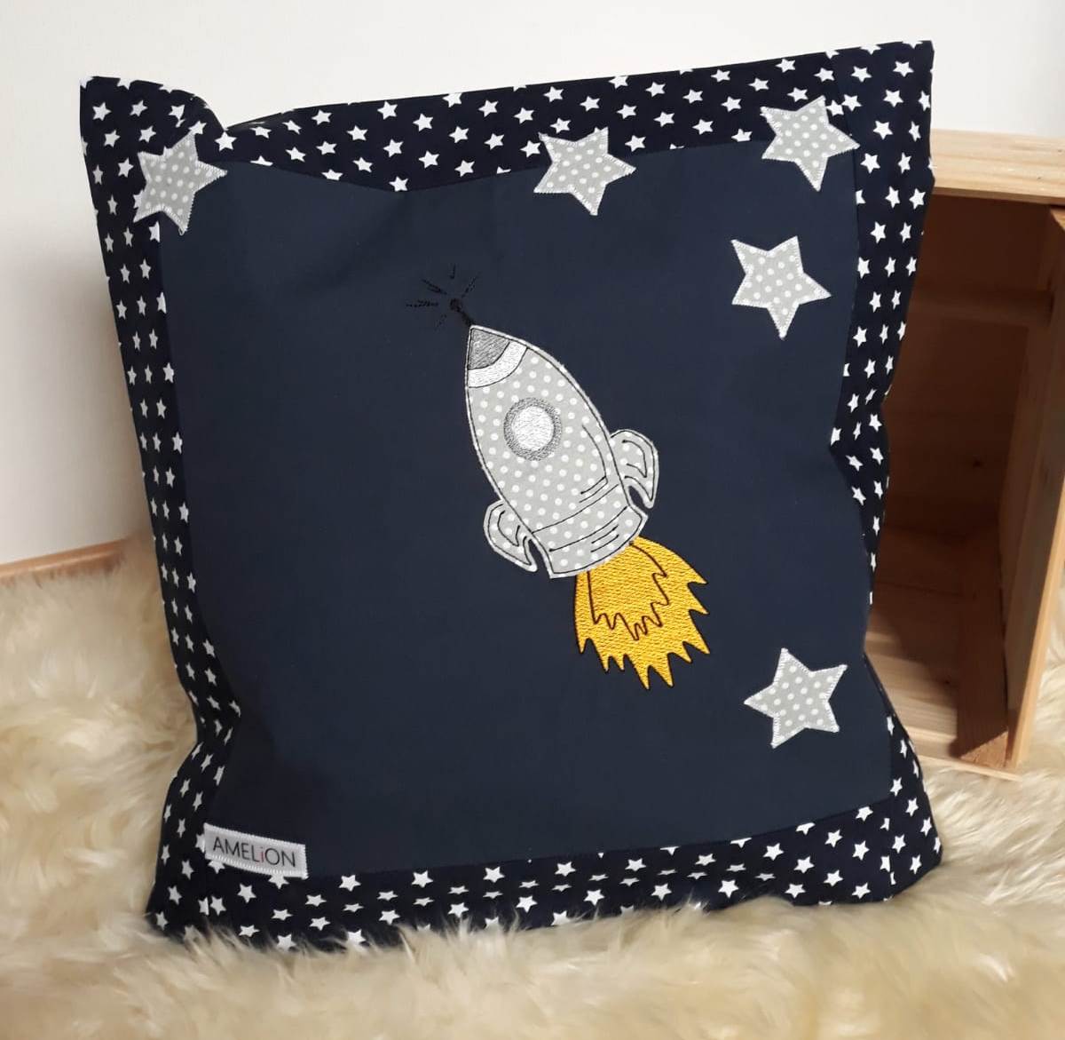 Kissen personalisierbar 35&euro;
inkl. Kisseninlett
inkl. 5 Buchstaben (jeder weitere Buchstabe plus 0,50&euro;, Datum achtstellig plus 3&euro;)
Kissen aus 100% Baumwolle.
Maschinenwaschbar bei 40&deg;C