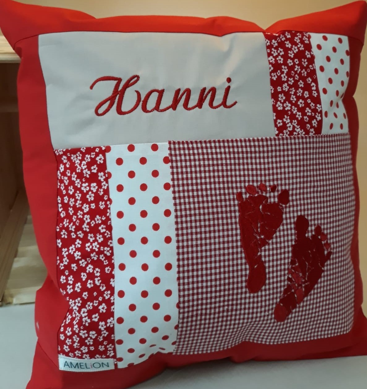 37,50&euro; inkl. Inlett. Personalisierbar!
inkl. Buchstaben
inkl. Fu&szlig;abdr&uuml;cke
Kissenh&uuml;lle aus 100% Baumwolle.
ca. 40x40cm
Maschinenwaschbar bei 40&deg;C
Nicht trocknergeeignet
