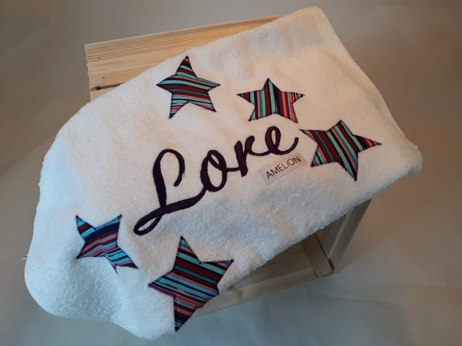 14&euro;. Handtuch mit Namen und Applikation. In der Gr&ouml;&szlig;e 50x100cm aus 100% Baumwolle. Maschinenwaschbar bei 60&deg;C. Trockner geeignet. Nicht bleichen!
