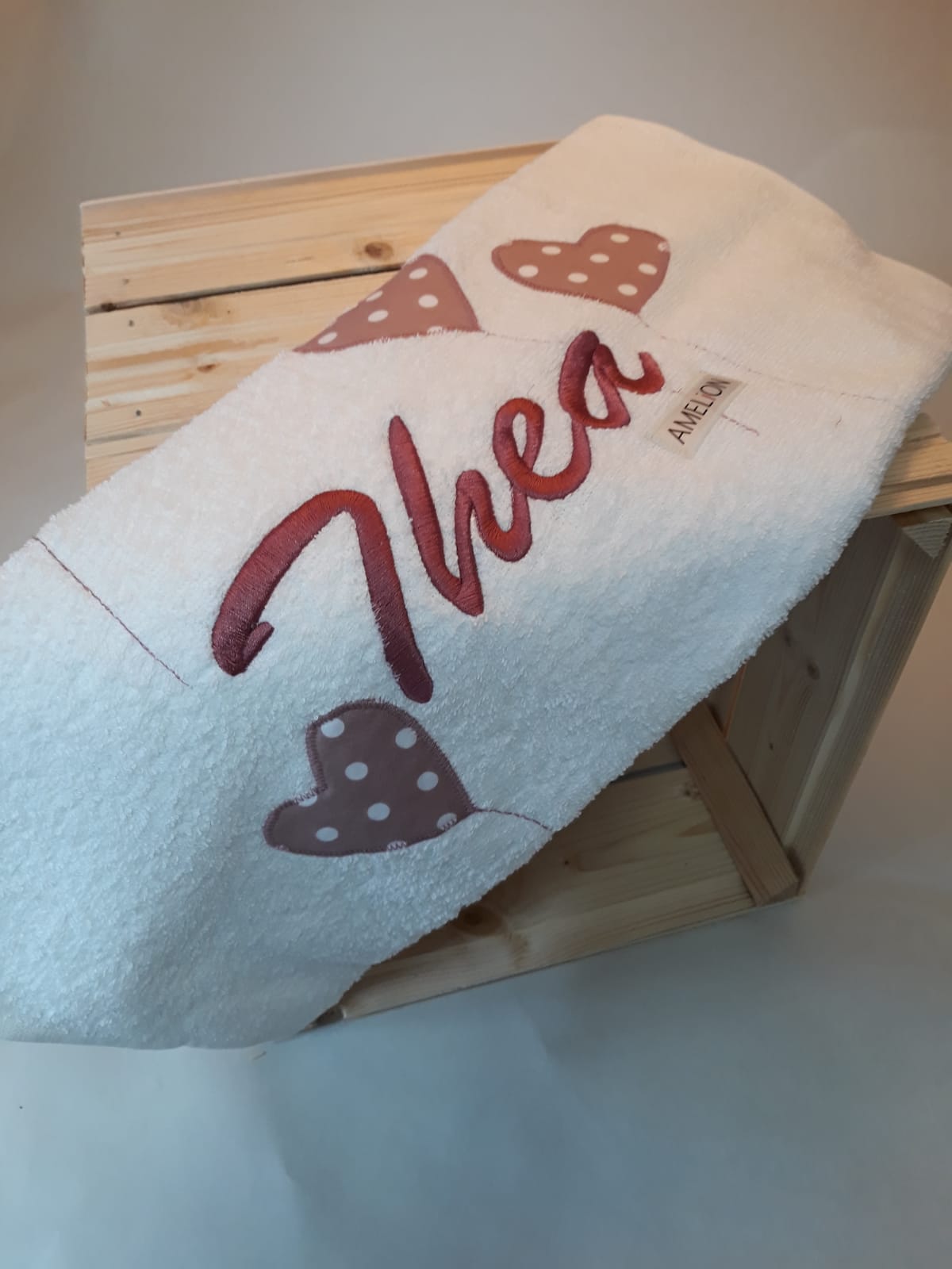 14&euro;. Handtuch mit Namen und Applikation. In der Gr&ouml;&szlig;e 50x100cm aus 100% Baumwolle. Maschinenwaschbar bei 60&deg;C. Trockner geeignet. Nicht bleichen!