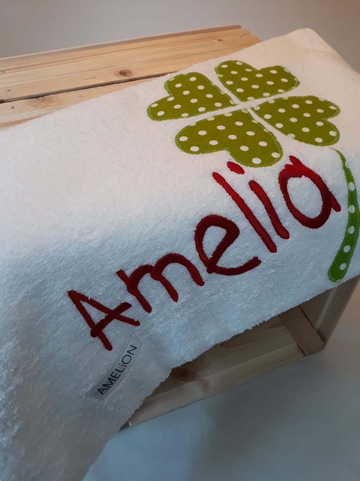 14&euro;. Handtuch mit Namen und Applikation. In der Gr&ouml;&szlig;e 50x100cm aus 100% Baumwolle. Maschinenwaschbar bei 60&deg;C. Trockner geeignet. Nicht bleichen!