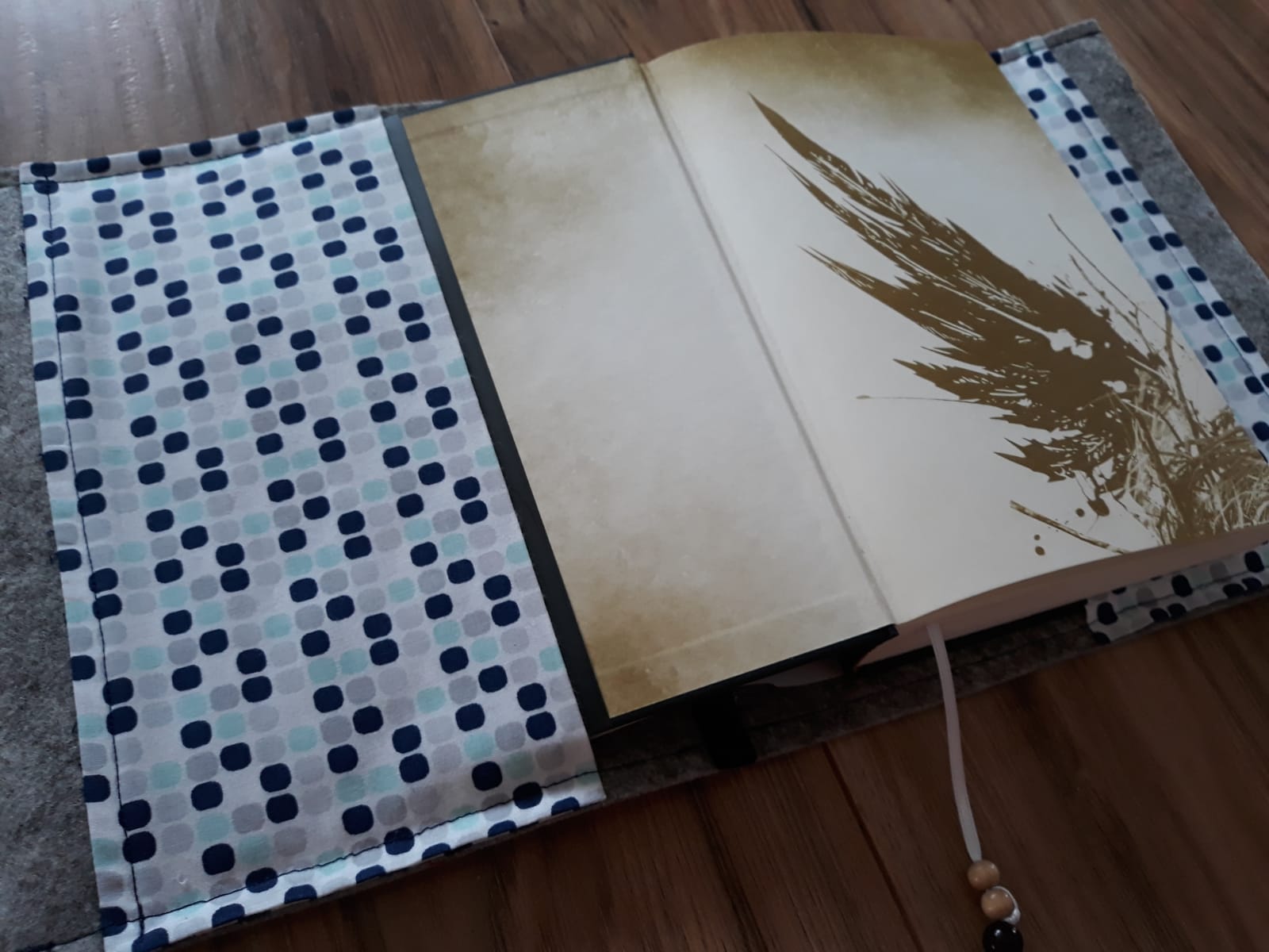 20&euro;
Buchh&uuml;lle aus Filz mit integriertem Lesezeichen