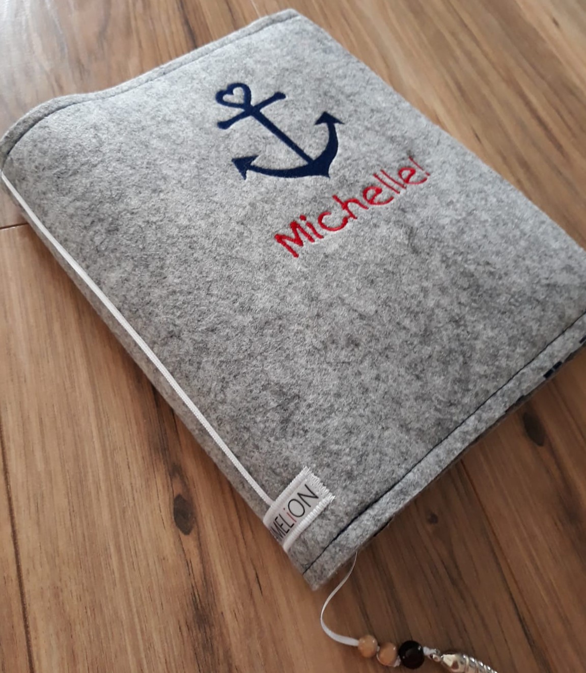 20&euro;
Buchh&uuml;lle aus Filz mit integriertem Lesezeichen