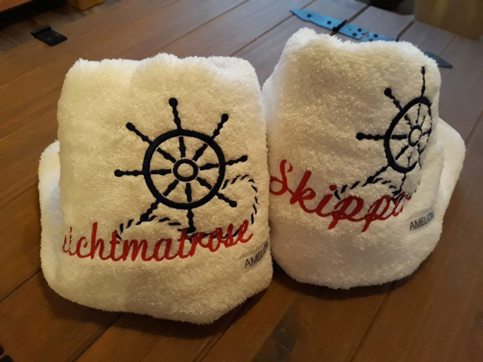 St&uuml;ck 14&euro;. Handtuch mit Schrift und Motiv. In der Gr&ouml;&szlig;e 50x100cm aus 100% Baumwolle. Maschinenwaschbar bei 60&deg;C. Trockner geeignet. Nicht bleichen!