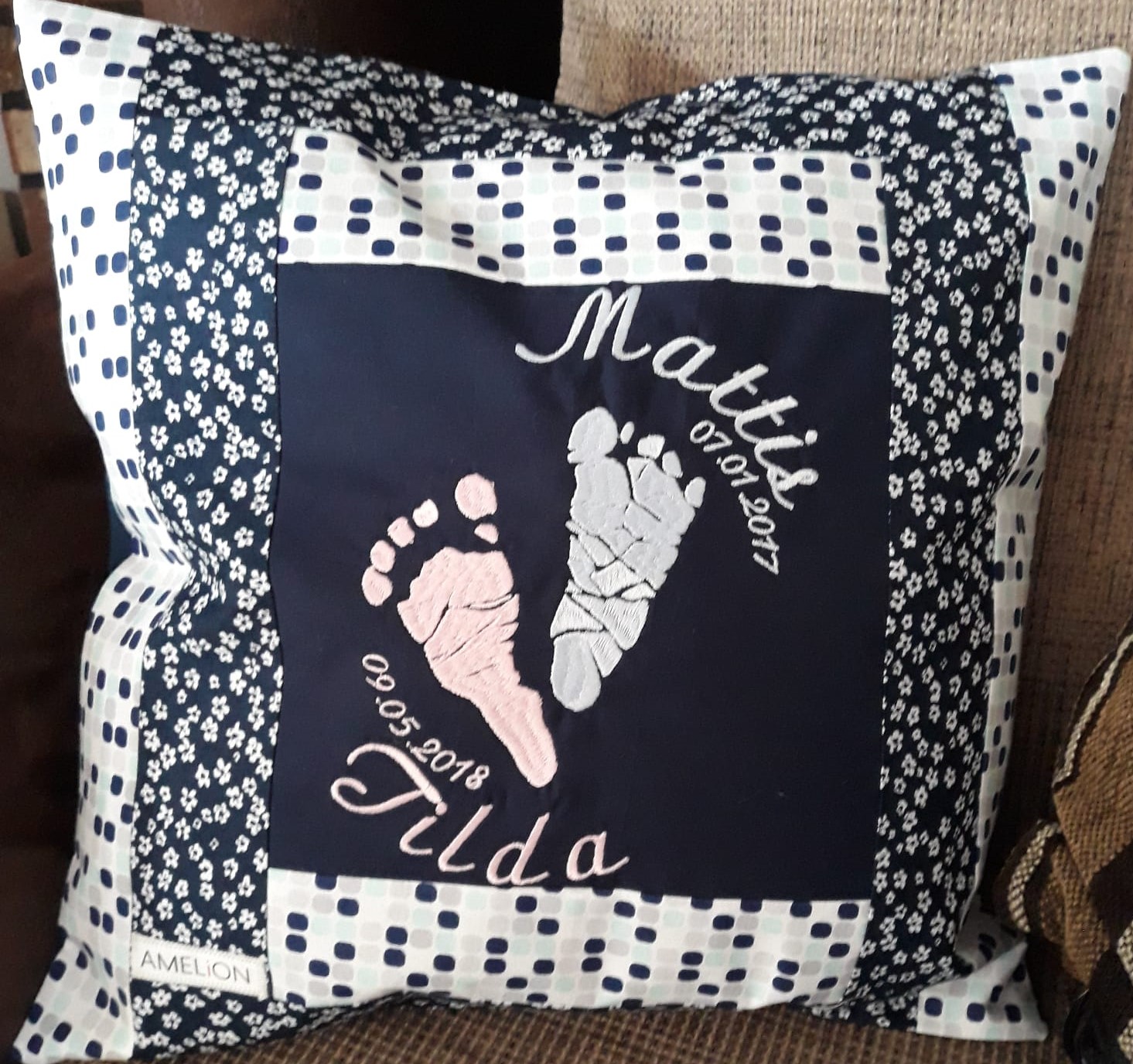 45&euro; inkl. Inlett. Personalisierbar!
inkl. Buchstaben
inkl. Geburtsdaten.
inkl. Fu&szlig;abdr&uuml;cke
Kissenh&uuml;lle aus 100% Baumwolle.
ca. 40x40cm
Maschinenwaschbar bei 40&deg;C
Nicht trocknergeeignet
