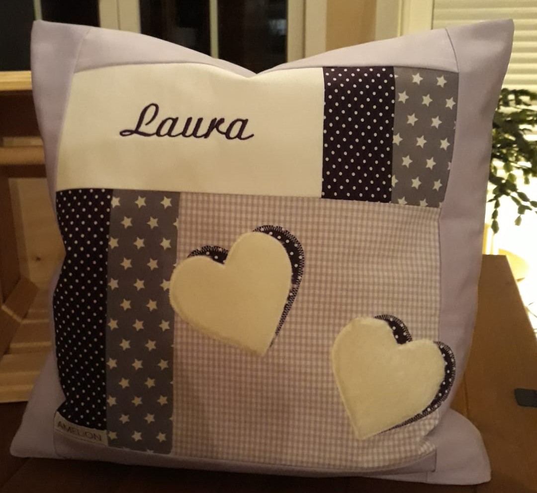 30&euro; inkl. Inlett. Personalisierbar!
inkl. Buchstaben
inkl. Flauschherz
Kissenh&uuml;lle aus 100% Baumwolle.
Flauschherz aus Wellnessfleece (100% Polyester)
ca. 40x40cm
Maschinenwaschbar bei 40&deg;C
Nicht trocknergeeignet

