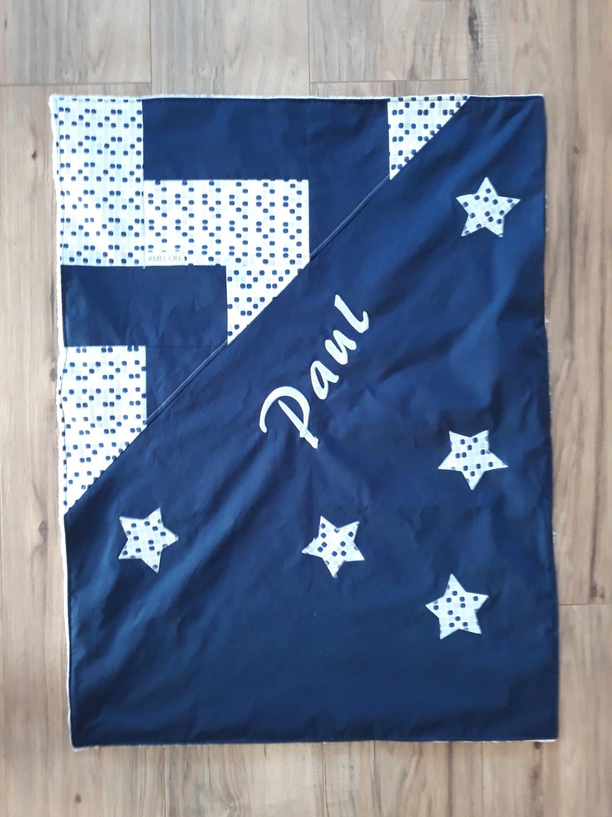 55&euro;. personalisierbar!
inkl. Buchstaben.
inkl. Applikationen.
Vorderseite der Decke aus 100% Baumwolle.
R&uuml;ckseite der Decke aus Wellness Fleece 100% Polyester.
ca. 60x80cm
Maschinenwaschbar bei 40&deg;C
Nicht trocknergeeignet
