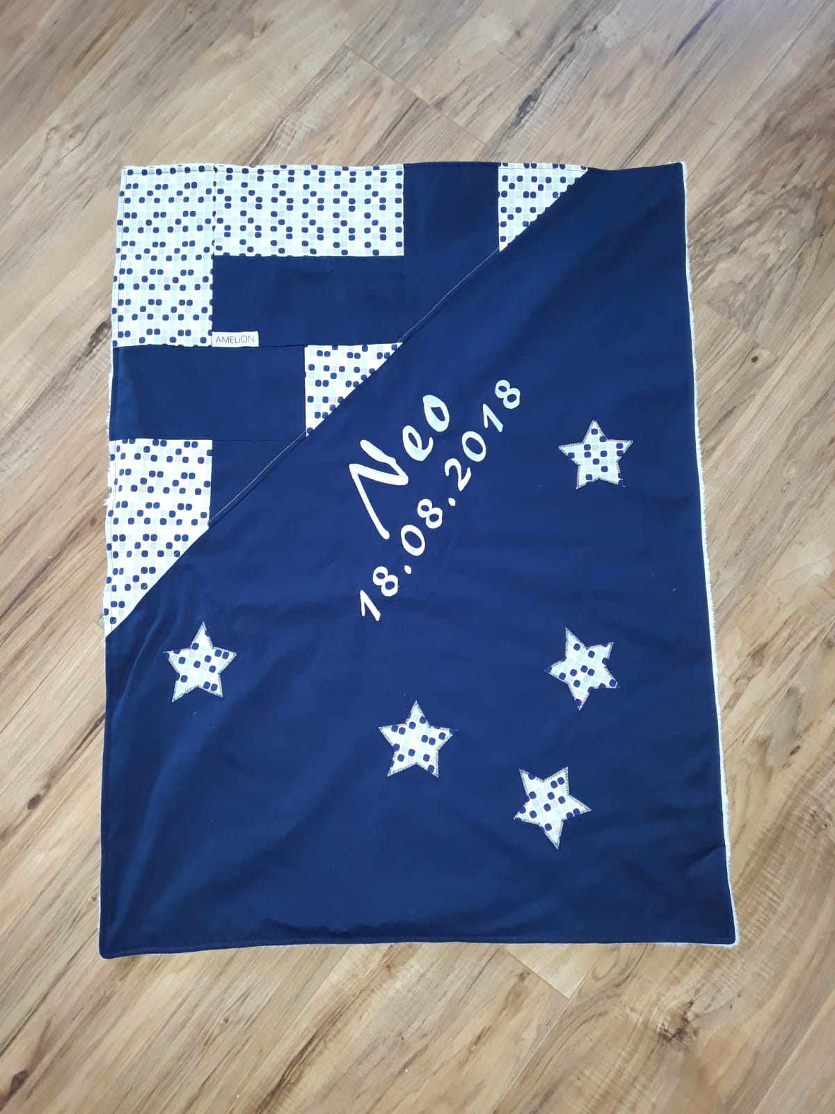 55&euro;. personalisierbar!
inkl. Buchstaben.
inkl. Geburtsdatum.
inkl. Applikationen.
Vorderseite der Decke aus 100% Baumwolle.
R&uuml;ckseite der Decke aus Wellness Fleece 100% Polyester.
ca. 60x80cm
Maschinenwaschbar bei 40&deg;C
Nicht trocknergeeignet
