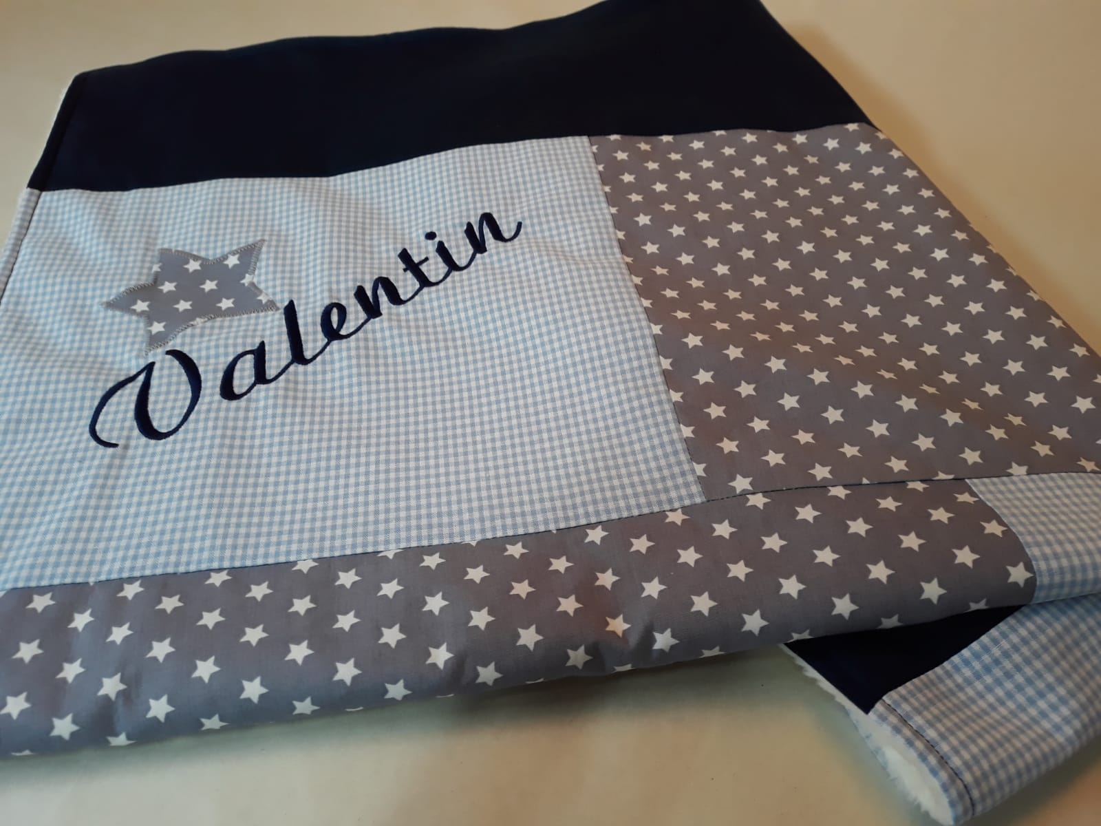 50&euro;. inkl. Personalisierung. inkl. Applikation in der Gr&ouml;&szlig;e 70x90cm. Vorderseite aus 100% Baumwolle. R&uuml;ckseite aus Wellness Fleece (100% Polyester)