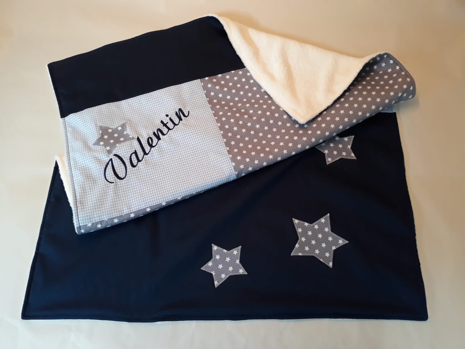 50&euro;. inkl. Personalisierung. inkl. Applikation in der Gr&ouml;&szlig;e 70x90cm. Vorderseite aus 100% Baumwolle. R&uuml;ckseite aus Wellness Fleece (100% Polyester)