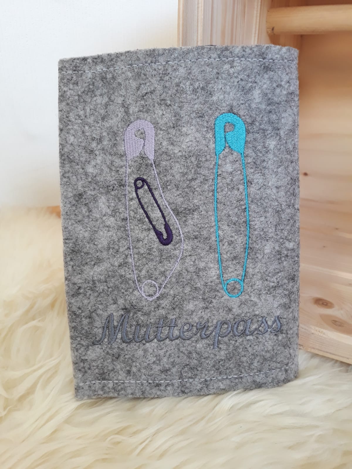 25&euro;
Mutterpassh&uuml;lle aus Filz, mit extra F&auml;chern f&uuml;r die Gesundheitskarte und Ultraschallbilder. Sicher Verschlie&szlig;bar mit Druckkn&ouml;pfen