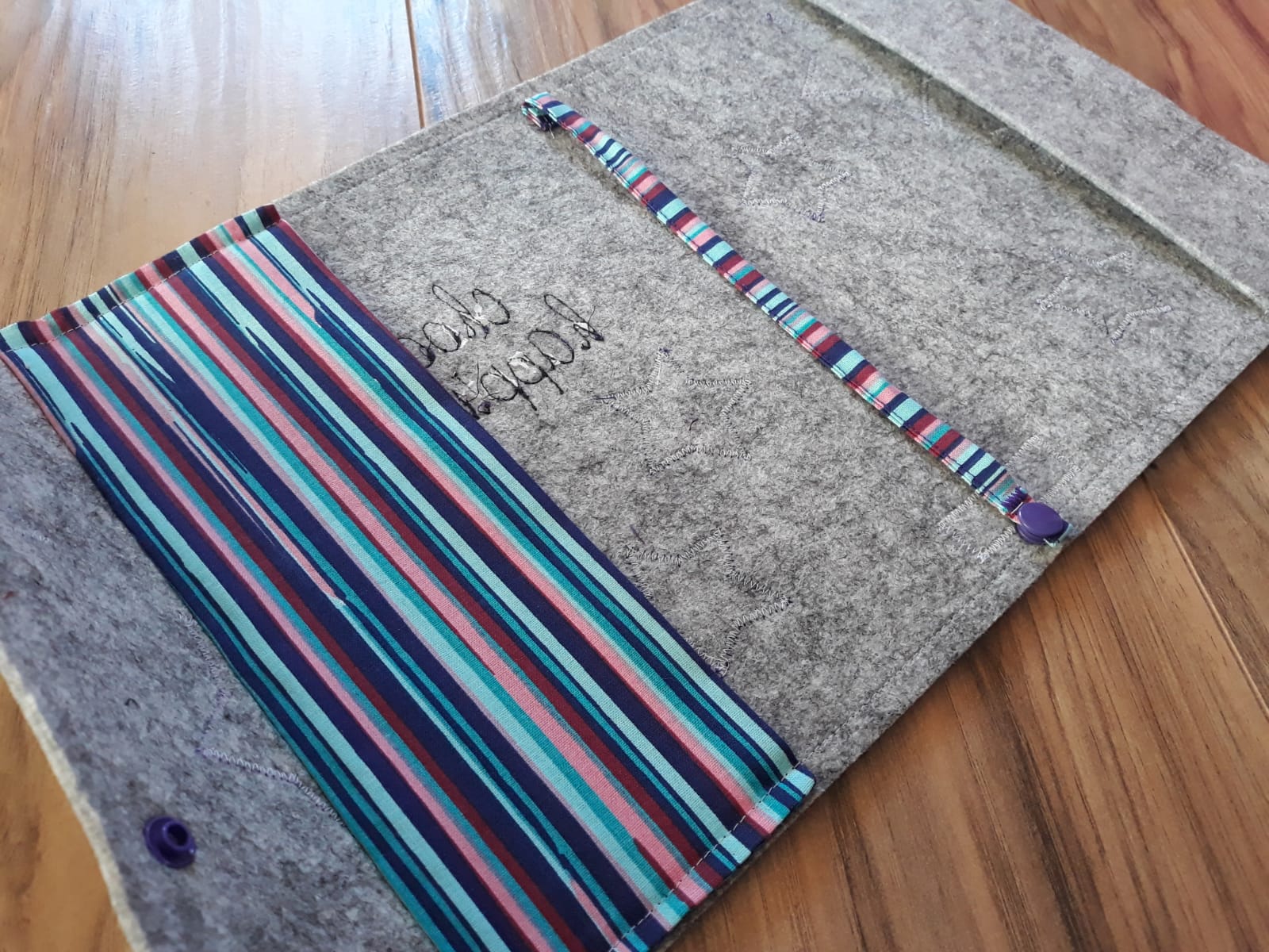 22&euro;
H&uuml;lle f&uuml;r Lehrerkalender mit Schrift und Applikationen. Mit integrierten Laschen und Sicherungsband. Verschlie&szlig;bar mit Druckkn&ouml;pfen