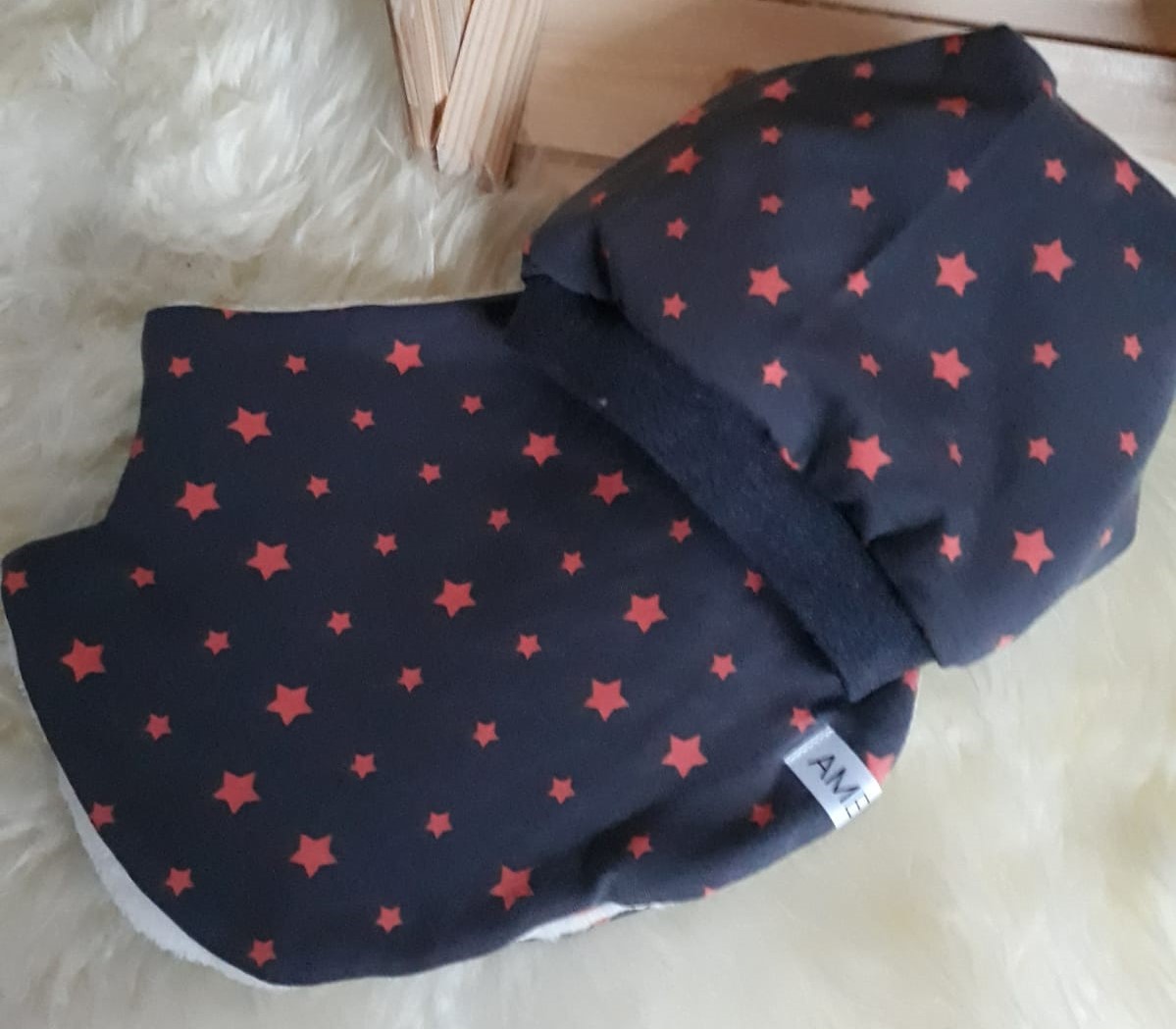 Winterset klein 20&euro;
Oberstoff Jersey: 95% Baumwolle 5% Elastan
Futter Wellness Fleece: 100% Polyester
Maschinenwaschbar bei 40&deg;C
