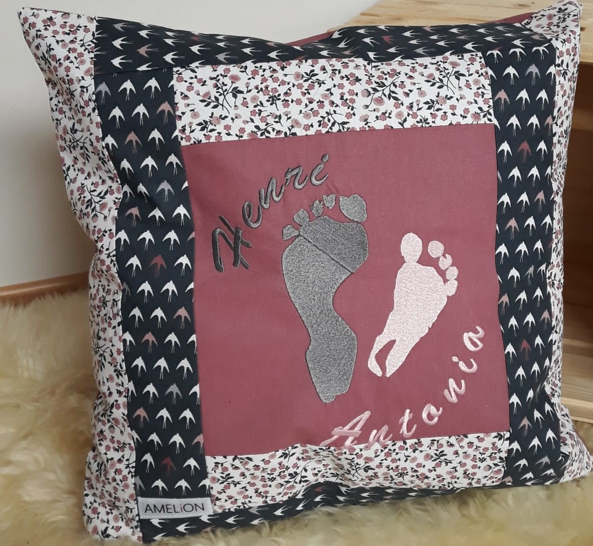 40&euro; inkl Inlett. Personalisierbar! inkl. Buchstaben. inkl Fu&szlig;abdr&uuml;cke.
Kissenh&uuml;lle aus 100 % Baumwolle
ca 40x40cm
Maschinenwaschbar bei 40&deg;C
Nicht trocknergeeignet