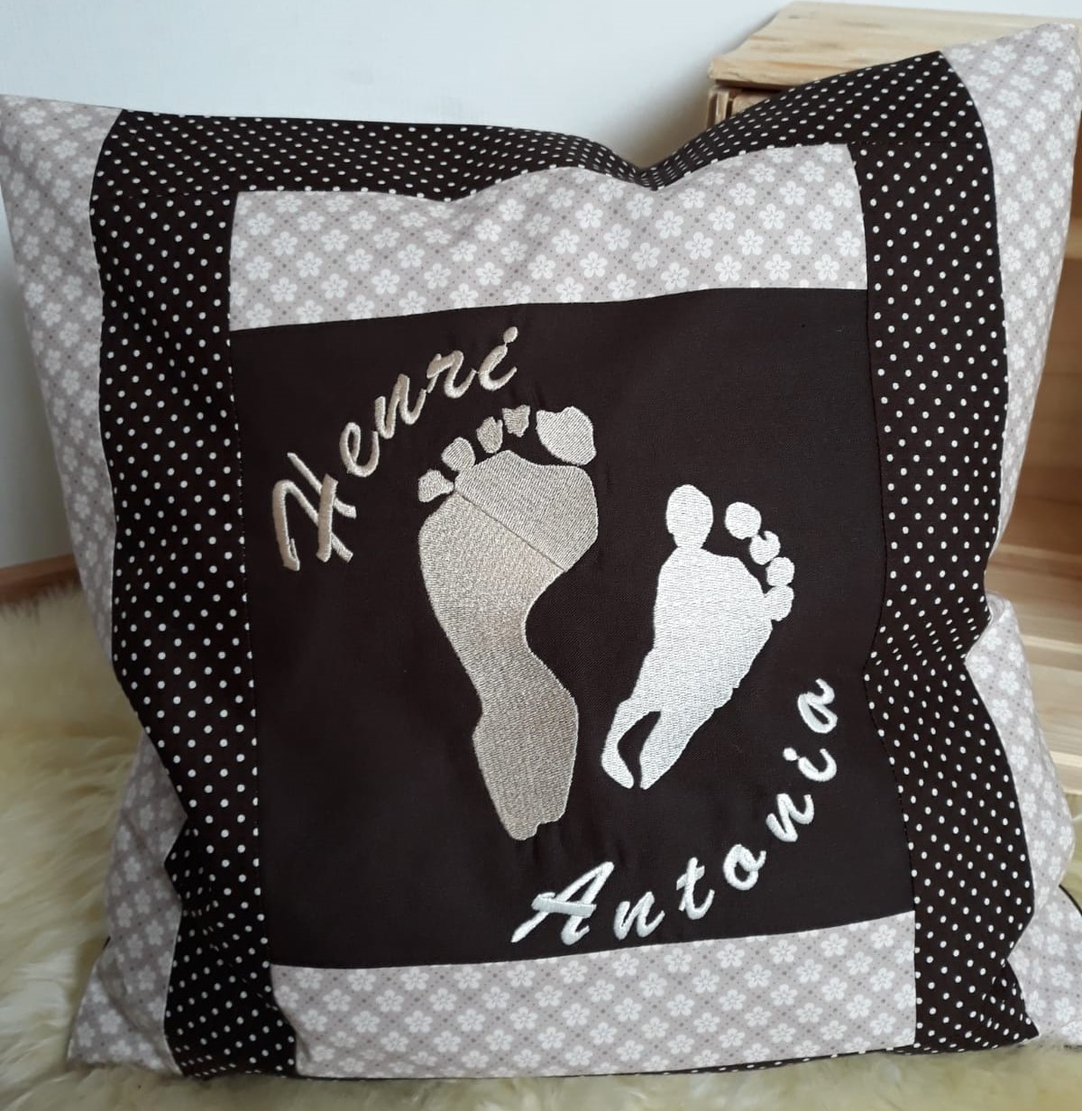 40&euro; inkl Inlett. Personalisierbar! inkl. Buchstaben. inkl Fu&szlig;abdr&uuml;cke.
Kissenh&uuml;lle aus 100 % Baumwolle
ca 40x40cm
Maschinenwaschbar bei 40&deg;C
Nicht trocknergeeignet