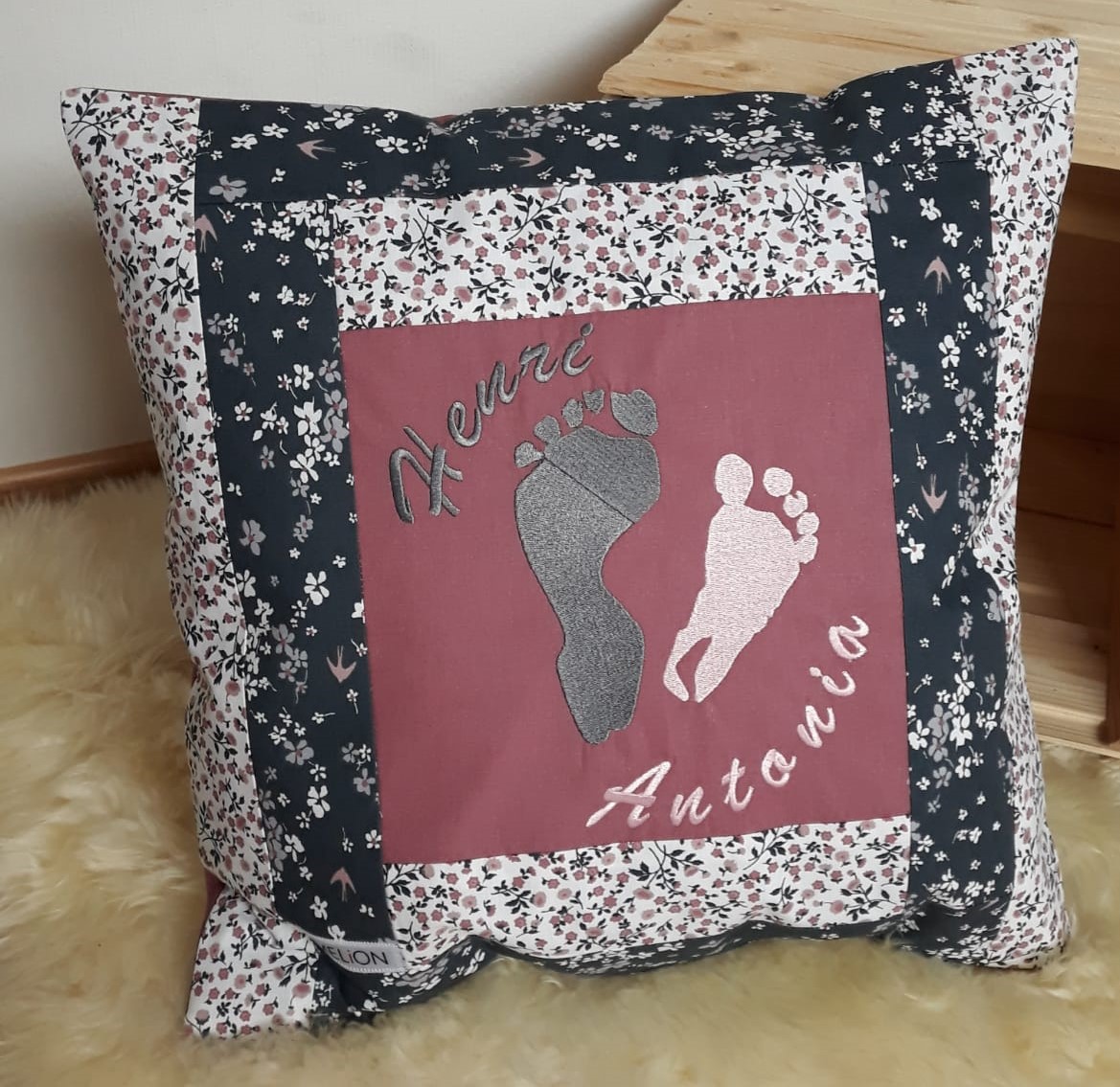 40&euro; inkl Inlett. Personalisierbar! inkl. Buchstaben. inkl Fu&szlig;abdr&uuml;cke.
Kissenh&uuml;lle aus 100 % Baumwolle
ca 40x40cm
Maschinenwaschbar bei 40&deg;C
Nicht trocknergeeignet
