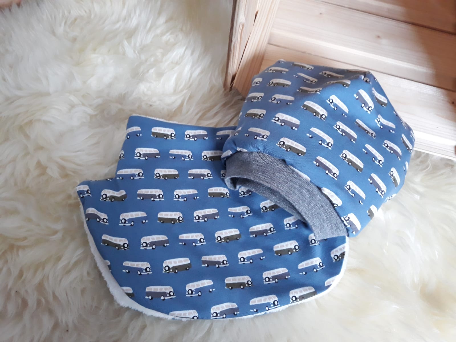 Winterset klein 20&euro;
Oberstoff Jersey: 95% Baumwolle 5% Elastan
Futter Wellness Fleece: 100% Polyester
Maschinenwaschbar bei 40&deg;C
